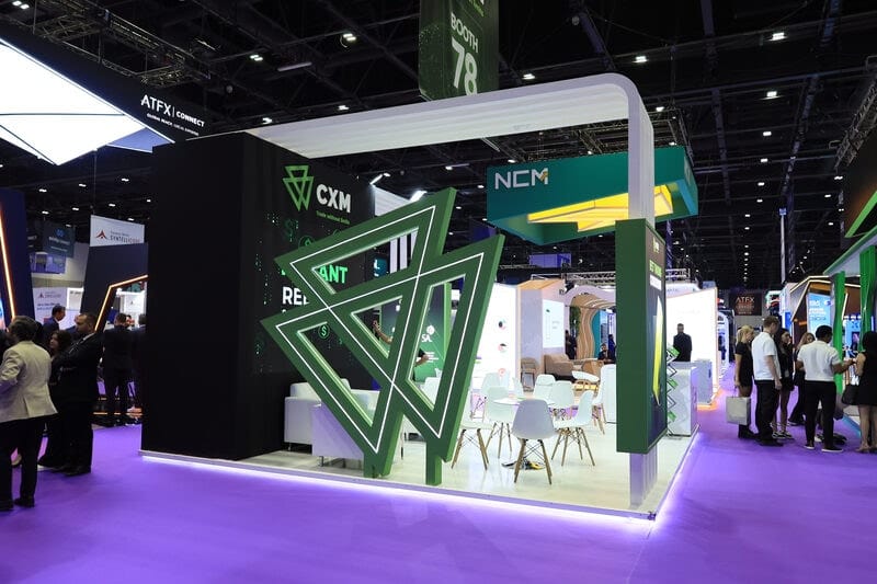 جناح CXM مع الزوار في معرض تداول