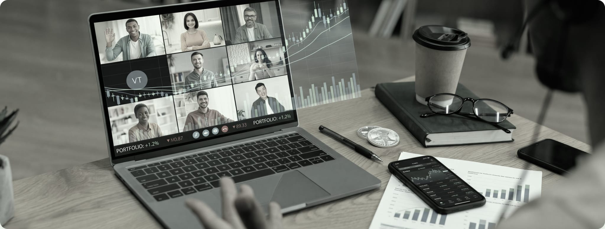 Traders participando de um webinar ao vivo da CXM em um notebook